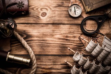 Columbus Günü. Klasik dünya haritası ve keşif ekipmanları. Koyu ahşap arkaplanda boşluk kopyala.