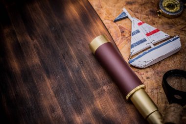 Columbus Günü. Klasik dünya haritası ve keşif ekipmanları. Koyu ahşap arkaplanda boşluk kopyala.