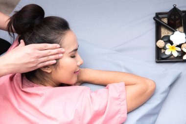 Kadın spada dinleniyor ve Tayland masajı yaptırıyor.