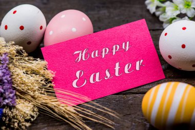 Paskalya kutlaması konsepti için paskalya yumurtalarının yakın plan çekimi.