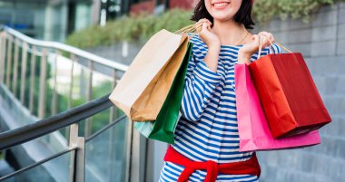 Noel ve yeni yıl partisi için Noel hediyesi ve hediye. Alışveriş çantası tutan genç kadınlar..