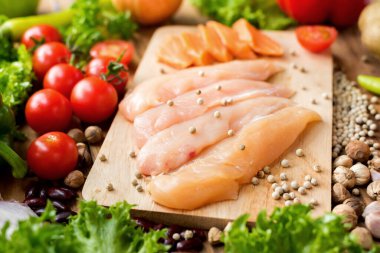 Salata ve sebzeli taze tavuk..