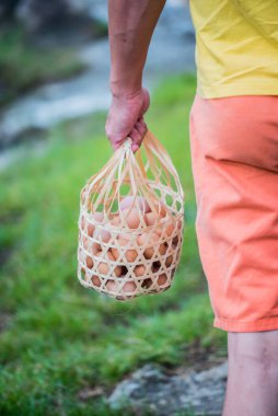 Maden havuzunda yumurta ve doğal sıcak su.