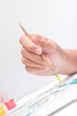 Çocuklar boyamayı ve resim yapmayı sınıfta öğrenirler..