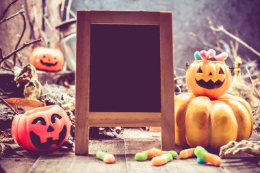 Cadılar Bayramı balkabaklarını koyu arkaplanda yakın plan çekimleri