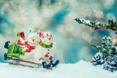 Mutlu Noeller ve mutlu yıllar, kış mevsimi. Karda dekorasyon