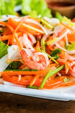 Karides ve karidesli sıcak ve baharatlı salata
