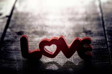 Ahşap masa üstüne yazılmış aşk mektuplarının yakın plan çekimi.