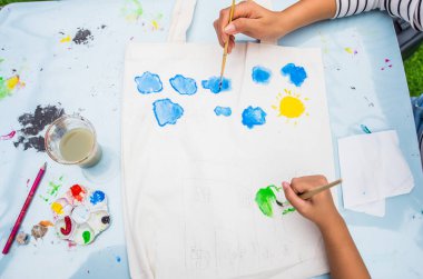 Resim sınıfında sulu boya karıştırmak. Sanat eğitimi ve öğrenimi