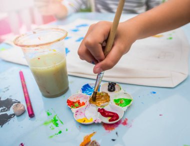 Bir resim sınıfında su renklerini karıştırmak