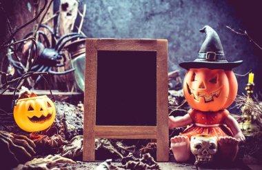 Cadılar Bayramı balkabaklarını koyu arkaplanda yakın plan çekimleri