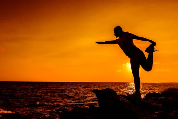 Silhouette Donna Che Pratica Yoga Montagna Durante Tramonto Sport Stile — Foto Stock