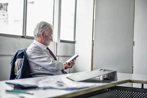 Pengusaha Senior Yang Bekerja Kantor Menggunakan Internet Pada Telepon Pintar — Stok Foto