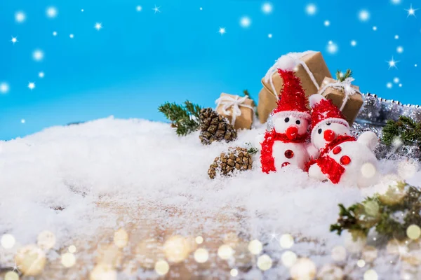 メリークリスマスとハッピーニューイヤー 冬の季節 雪の上の贈り物とプレゼント — ストック写真