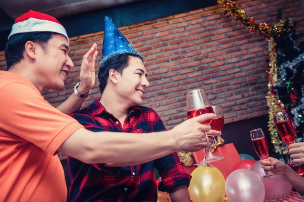 Pesta Natal Dan Tahun Baru Dengan Teman Teman Pasangan Gay — Stok Foto