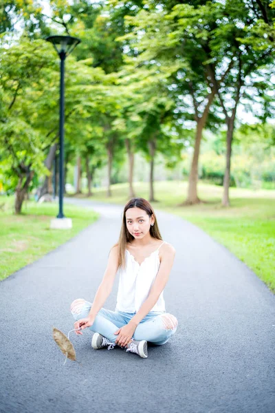 Young Lady Relaxing Natural Park Vacation Summer Garden — Stock Photo, Image