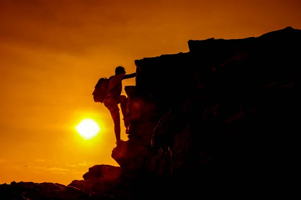 Donna Sportiva Che Arrampica Sulla Scogliera Concetto Successo Obiettivo Forte — Foto Stock