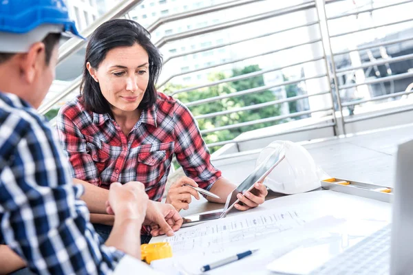 Mühendis ve takım çalışması, başarılı proje inşaatı için toplantı