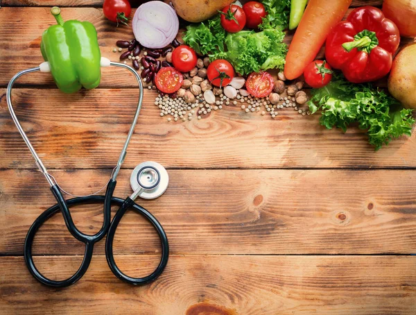 Diyet yemek pişirmek için renkli taze organik sebzeler. Sonbahar hasadı cornucopia