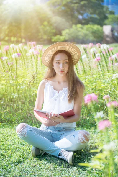 Student Reading Book Park Ready University — Stock Photo, Image