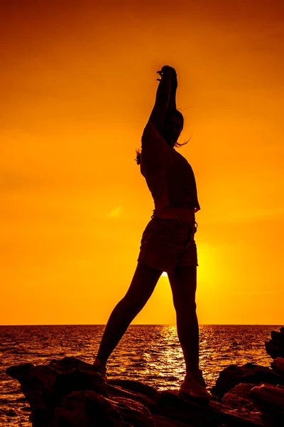 Silhouette Donna Che Pratica Yoga Montagna Durante Tramonto Sport Stile — Foto Stock