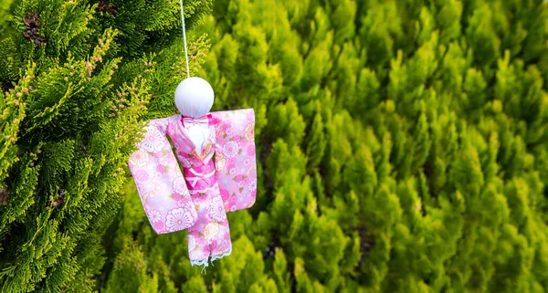 Teru Teru Bozu 日本雨娃娃穿着和服 挂在树上祈祷天气好 文本的复制空间 — 图库照片