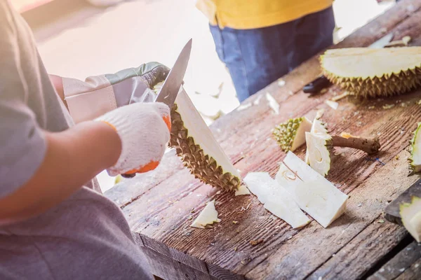 Durian Meghámozása Késsel Thai Király Gyümölcs — Stock Fotó