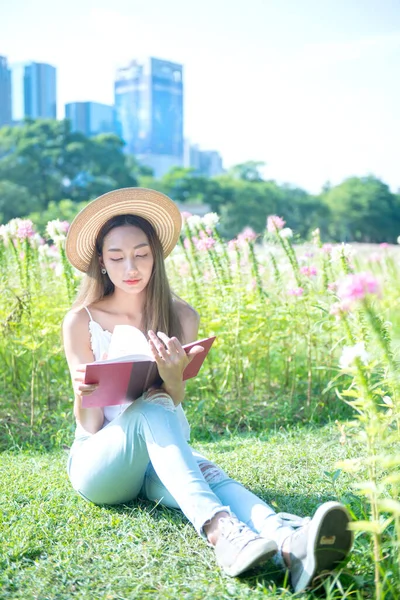 Siswa Membaca Buku Taman Siap Untuk Pergi Universitas — Stok Foto