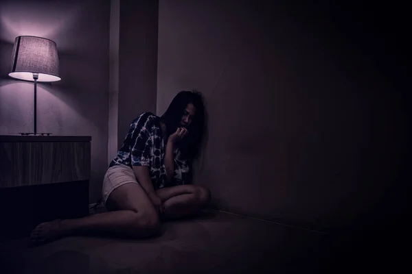 Femme Dépressive Seule Dans Chambre Noire Problème Santé Mentale Tspt — Photo