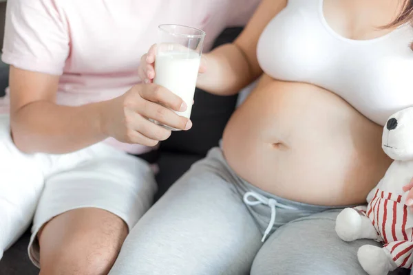 Koca Göbekli Asyalı Hamile Kadın Kocanla Evde Dinlen — Stok fotoğraf