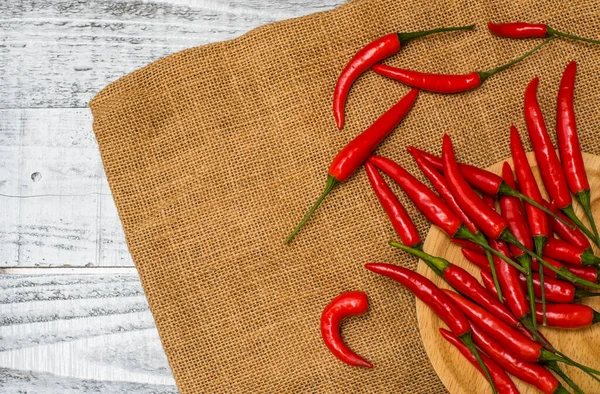 Varm Och Kryddig Röd Chili Paprika Träbord Bakgrund — Stockfoto