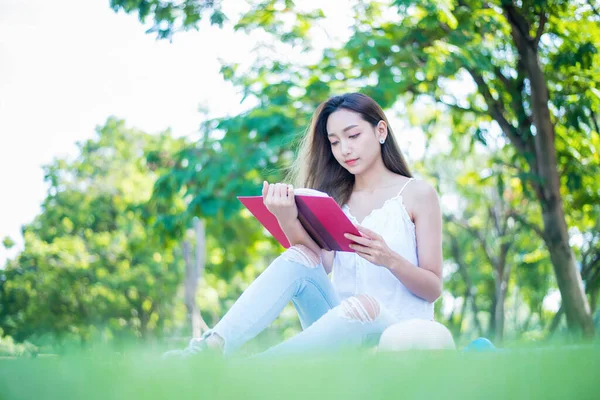 Mujer Joven Relajándose Parque Natural Vacaciones Libertad Vacaciones Jardín — Foto de Stock