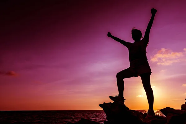 Silueta Mujer Deportiva Acantilado Atardecer Concepto Éxito — Foto de Stock