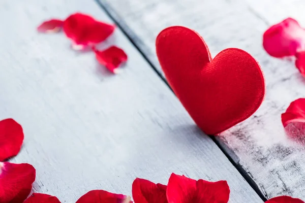 Beyaz Ahşap Masa Üstünde Kırmızı Gül Yaprakları Sevgililer Günü Konsepti — Stok fotoğraf