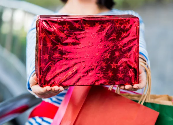 Einkaufsgeschenk Und Geschenk Weihnachtstag Und Neujahr Junge Frauen Mit Einkaufstasche — Stockfoto