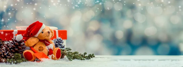 テディベアとギフトボックスで雪の上のクリスマスの装飾 テキストのためのスペースをコピーします — ストック写真