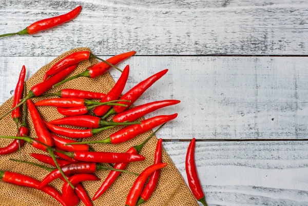 Varm Och Kryddig Röd Chili Paprika Träbord Bakgrund — Stockfoto