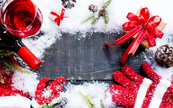 Latar Belakang Natal Dengan Botol Anggur Merah — Stok Foto