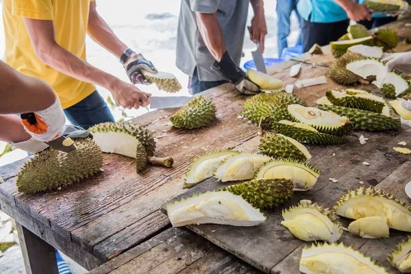 Mengupas Durian Dengan Pisau Thai Raja Buah — Stok Foto