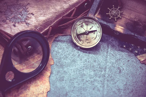 Kolomb Günü ve pusula ile Dünya Haritası