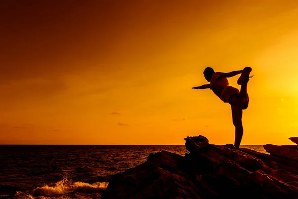 Sylwetka Kobiety Ćwiczącej Jogę Górze Podczas Zachodu Słońca Sport Zdrowy — Zdjęcie stockowe
