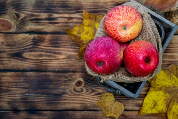 背景に熟した新鮮なリンゴのクローズアップショット — ストック写真