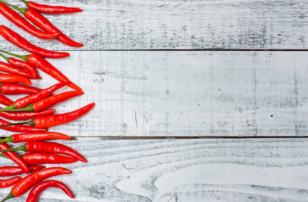 Varm Och Kryddig Röd Chili Paprika Träbord Bakgrund — Stockfoto