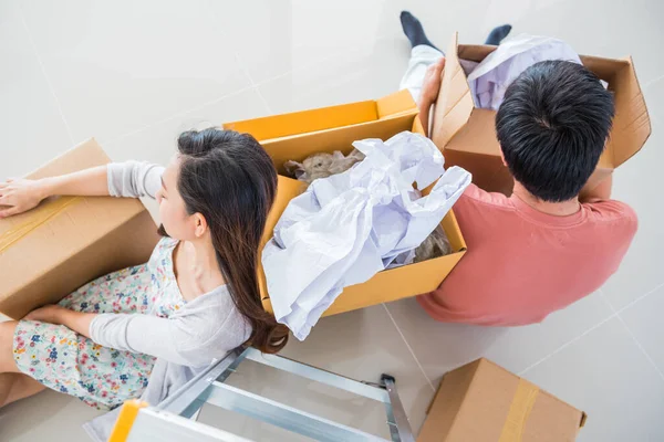 Paio Comprano Una Nuova Casa Trasferire Elettrodomestici Vestiti Casa — Foto Stock