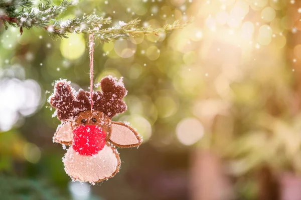 冬の雪のツリー上のクリスマスの装飾 — ストック写真