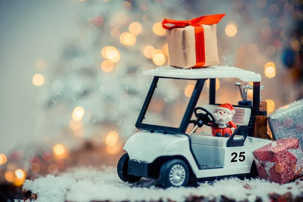 12月のゴルフ車とクリスマスの装飾 ストックフォト