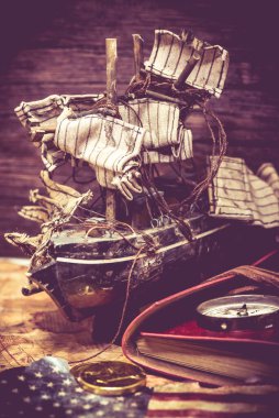 Kolomb Günü ve pusula ile Dünya Haritası