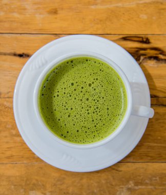 Masadaki sıcak yeşil kibrit çayının üst görüntüsü.