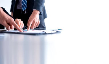 İş görüşmeleri ve iş arkadaşlarıyla pazarlama karı hakkında tartışmalar