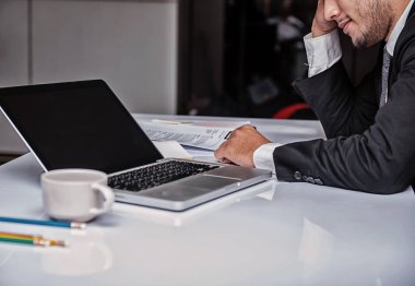 Ofiste çalışan bir iş adamı. İş problemleri için yorgun ve ciddi..